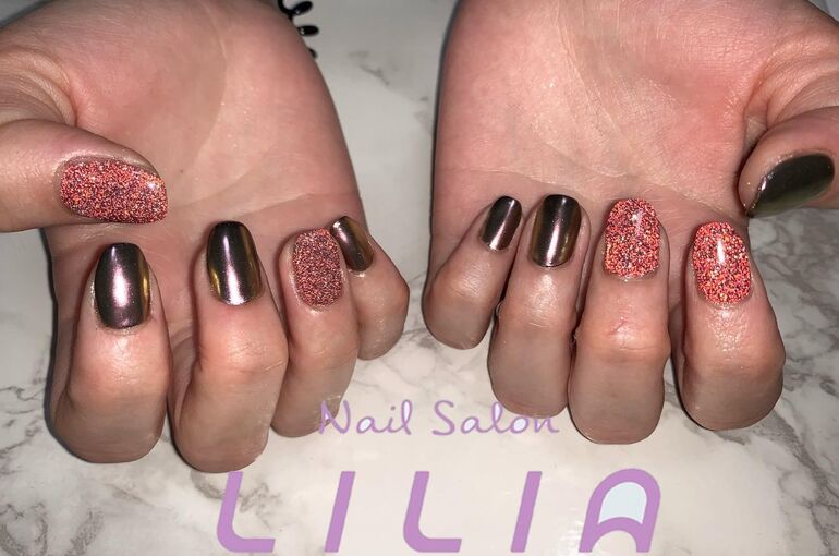 ミラー フラッシュ 豊富なデザインのネイルをご提供するサロンを吉川で運営しています